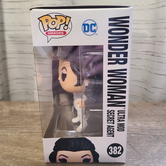 🔥FUNKO POP! Wonder Woman Ultra Mod Secret Agent #382 ~ 80th Anniversary POP - Picture 3 of 6
